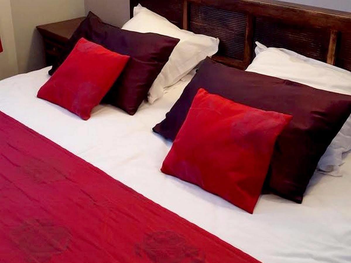 Logis Hotel Les Sapins Le Ménil Eksteriør bilde
